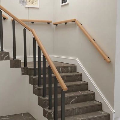 Modelos simples de escadas de ferro para montagem de parede em apartamentos