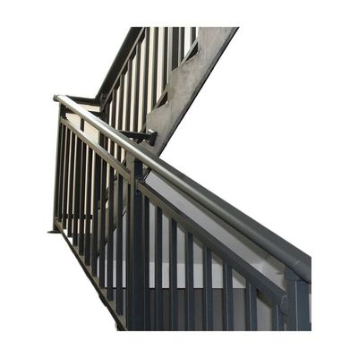 Manobrista de escada de vidro montada na parede com pilares de aço inoxidável e design moderno