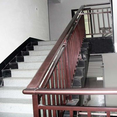 Manobrista de escada de vidro montada na parede com pilares de aço inoxidável e design moderno