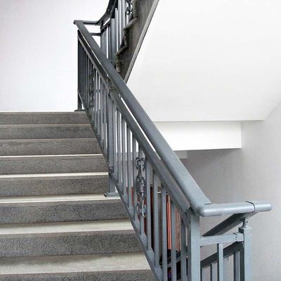 Manobrista de escada de vidro montada na parede com pilares de aço inoxidável e design moderno