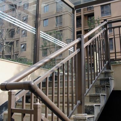Manobrista de escada de vidro montada na parede com pilares de aço inoxidável e design moderno
