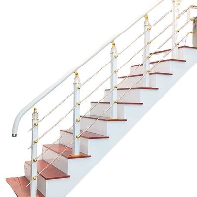Escalões retos flutuantes com coluna central e trilho de madeira