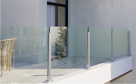 Parede montada estilo moderno aço inoxidável 304 vedação de vidro para escada balcão guincho
