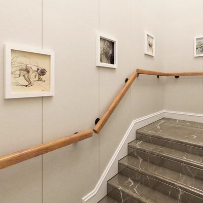 Corrimão de madeira montado na parede para balaustradas modernas em edifícios de escritórios