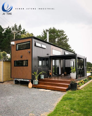 Casa de construção pré-fabricada de madeira com recipiente de aço