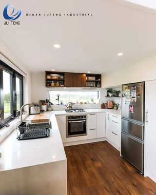 Casa de construção pré-fabricada de madeira com recipiente de aço