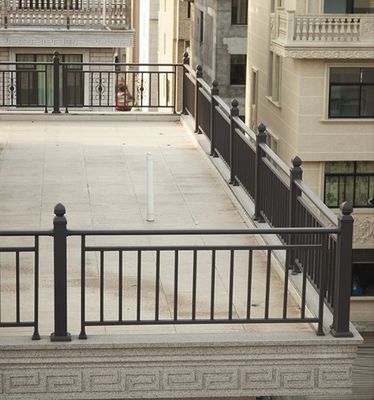 Edifício de escritórios Balcão Manobrista de alumínio com design moderno e montagem de piso