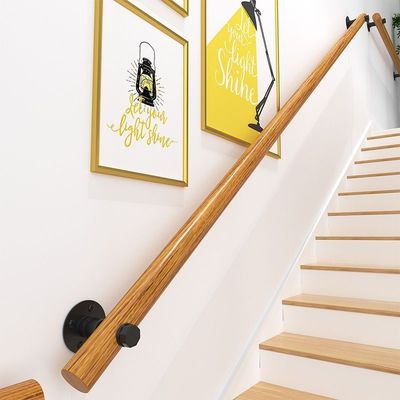 Design moderno contra a parede Loft interior Barrancos para idosos Escadas de madeira Manobras