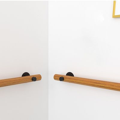 Design moderno contra a parede Loft interior Barrancos para idosos Escadas de madeira Manobras