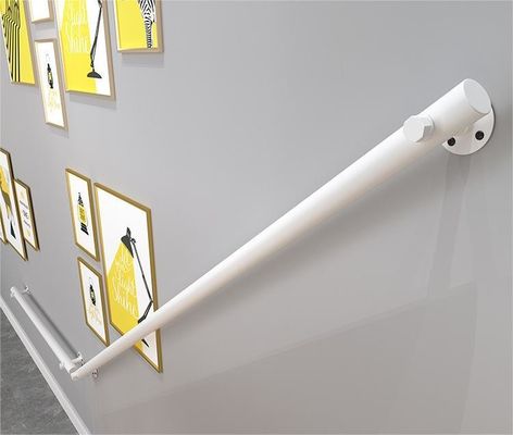 Design moderno contra a parede Loft interior Barrancos para idosos Escadas de madeira Manobras