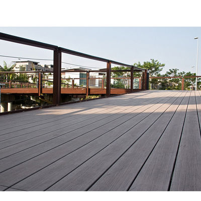 Pavimentos de madeira de madeira de madeira-plástico com laminados de ambos os lados e plástico PP