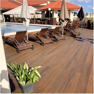 Pavimento de terraço de plástico de madeira lisa para piscinas de diferentes tamanhos