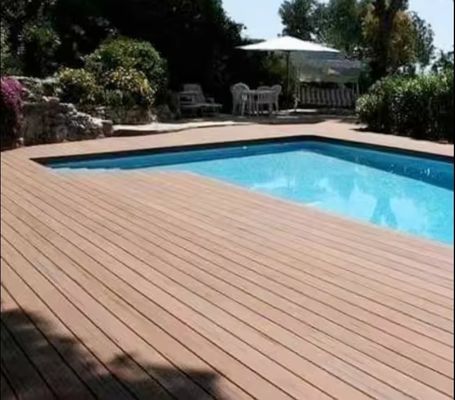 Pavimento de terraço de plástico de madeira lisa para piscinas de diferentes tamanhos