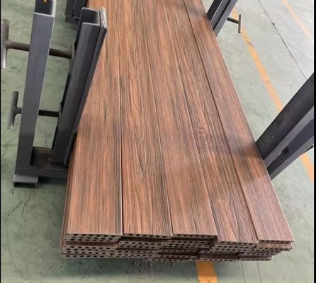 Pavimento de terraço de plástico de madeira lisa para piscinas de diferentes tamanhos