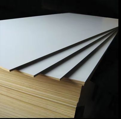 1220x2440mm Placas de madeira contraplacada de melamina não metálica branca laminada para mobiliário de apartamento